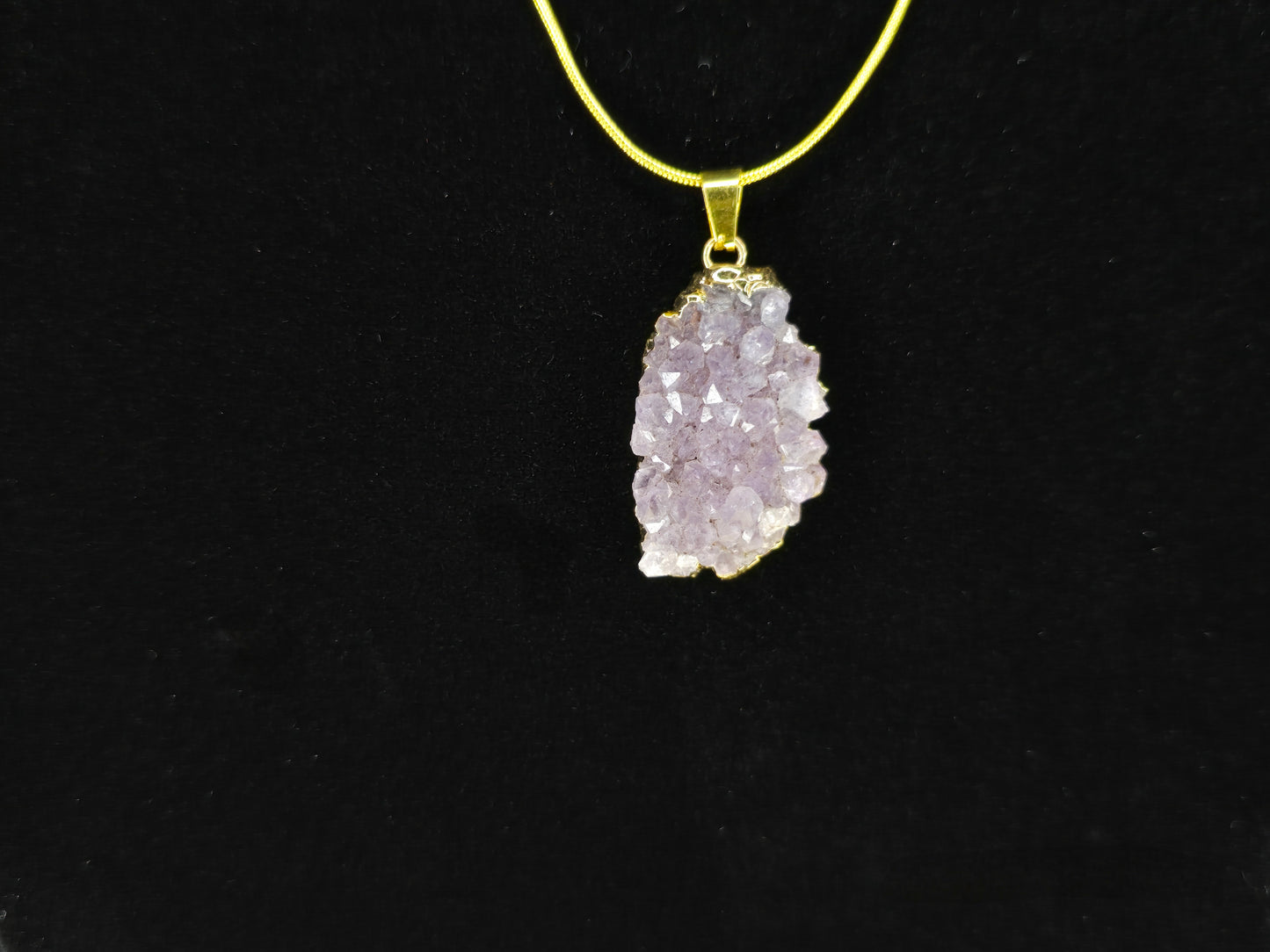 Collier élégant en améthyste : une symphonie de beauté naturelle