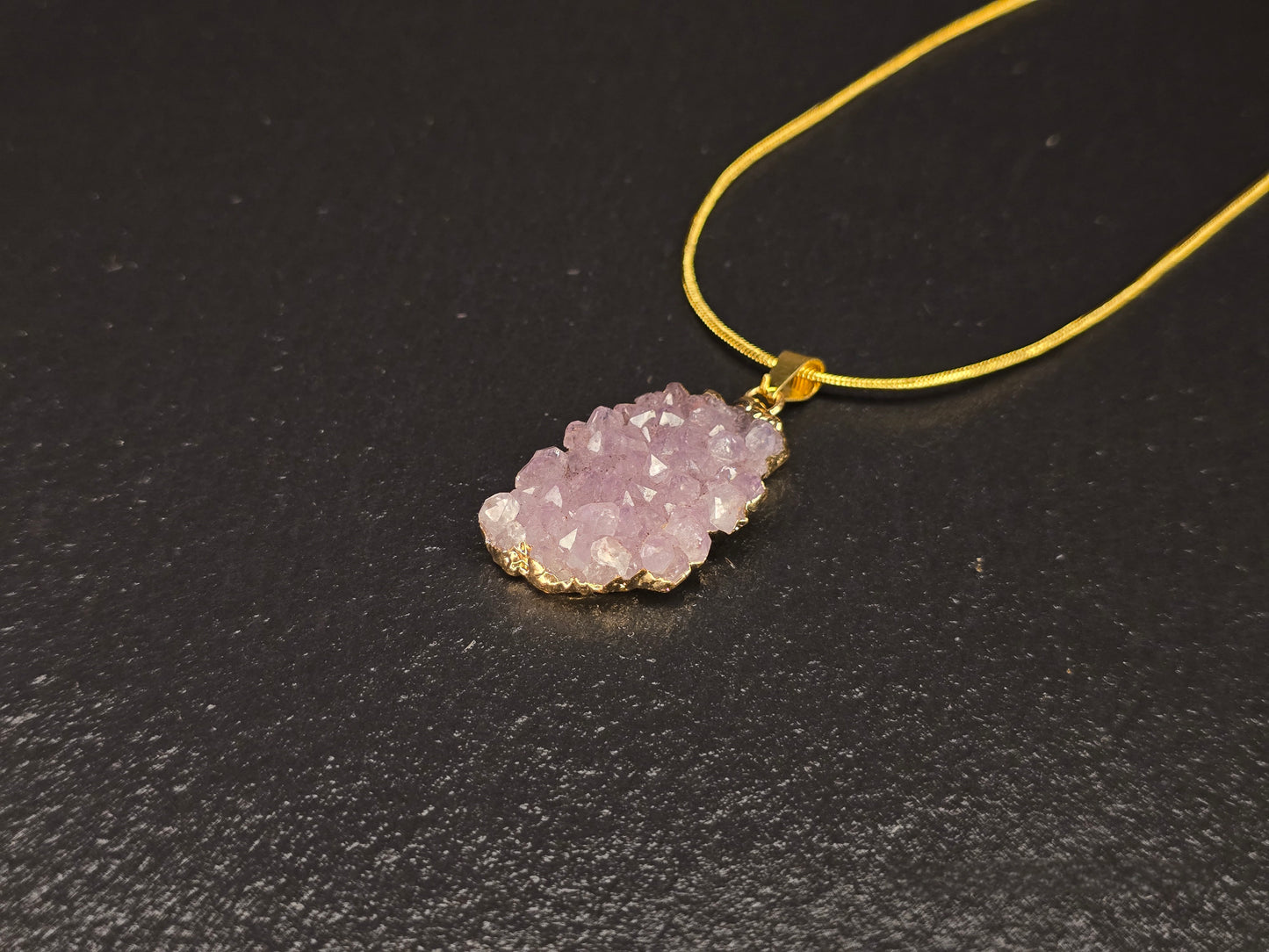 Collier élégant en améthyste : une symphonie de beauté naturelle