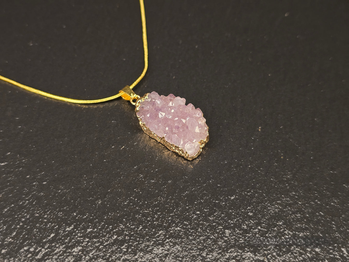 Collier élégant en améthyste : une symphonie de beauté naturelle