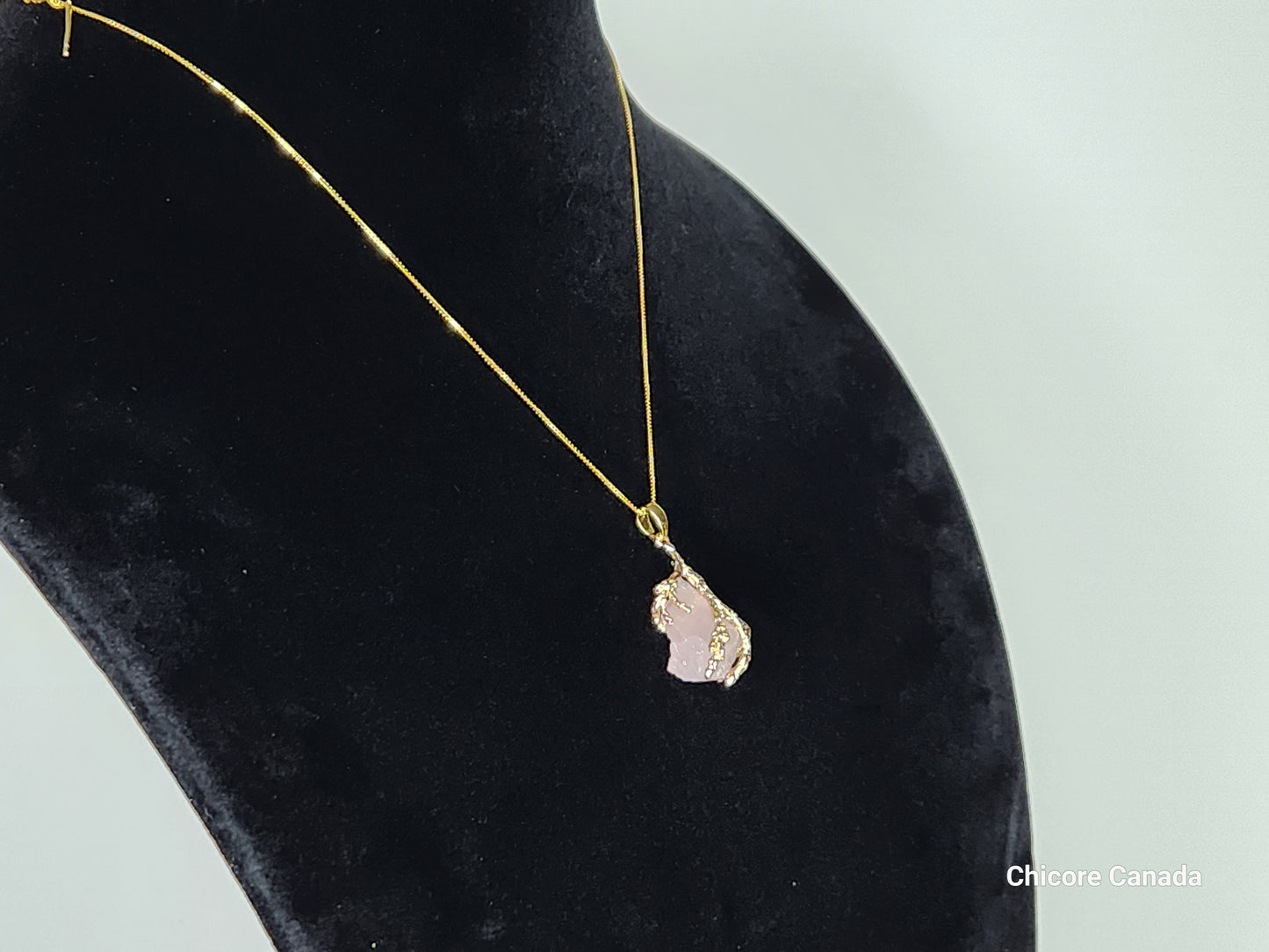 Collier délicat avec pendentif en quartz rose fait à la main et chaîne réglable