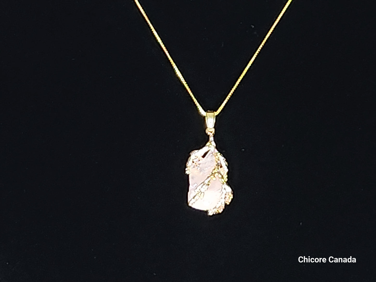 Collier délicat avec pendentif en quartz rose fait à la main et chaîne réglable