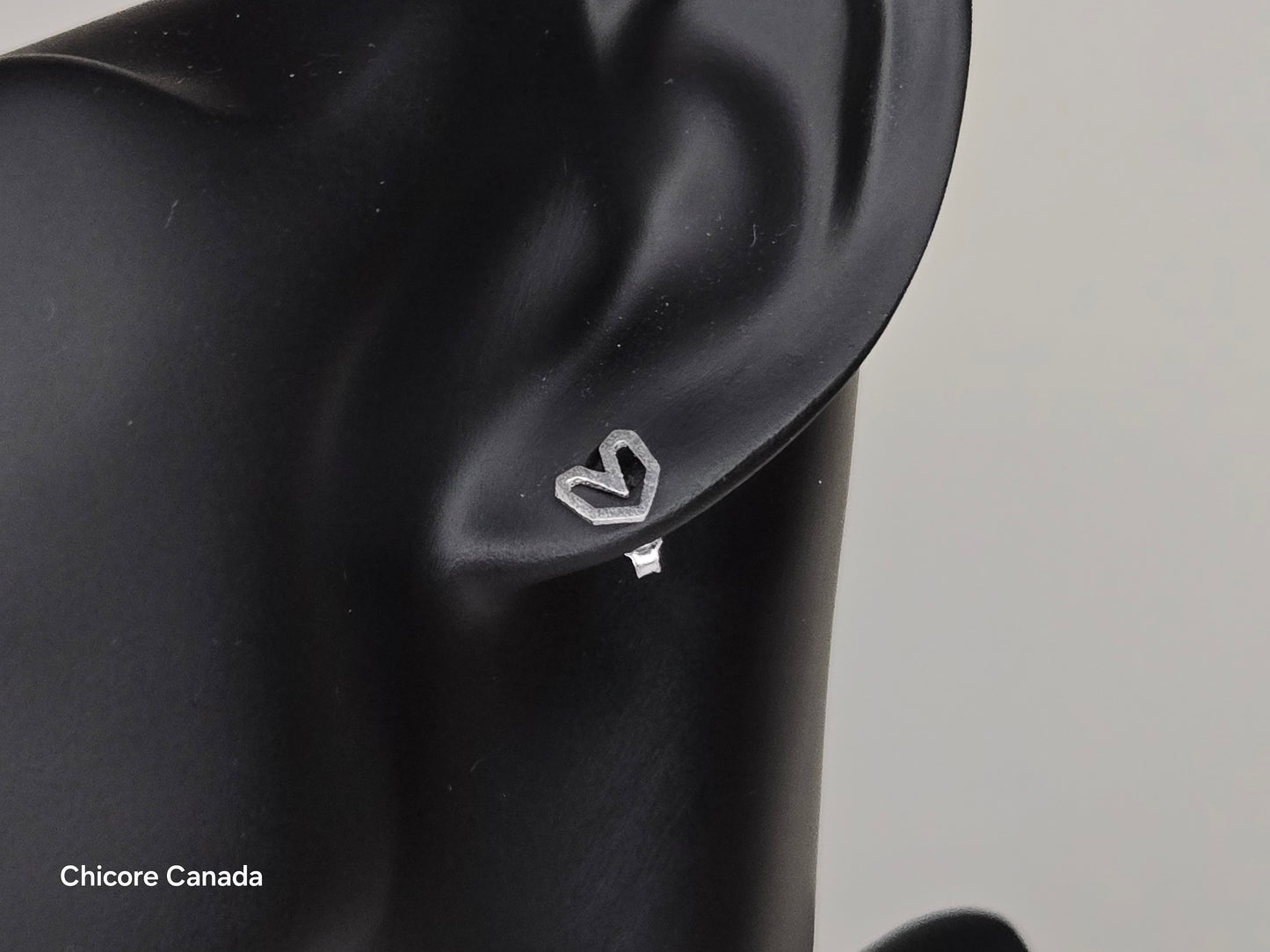Boucles d'oreilles à tige en argent sterling givré en forme de cœur de style vintage romantique dans un design délicat