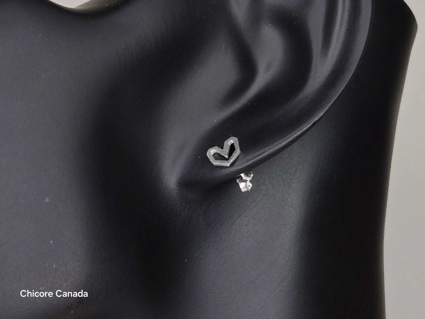 Boucles d'oreilles à tige en argent sterling givré en forme de cœur de style vintage romantique dans un design délicat