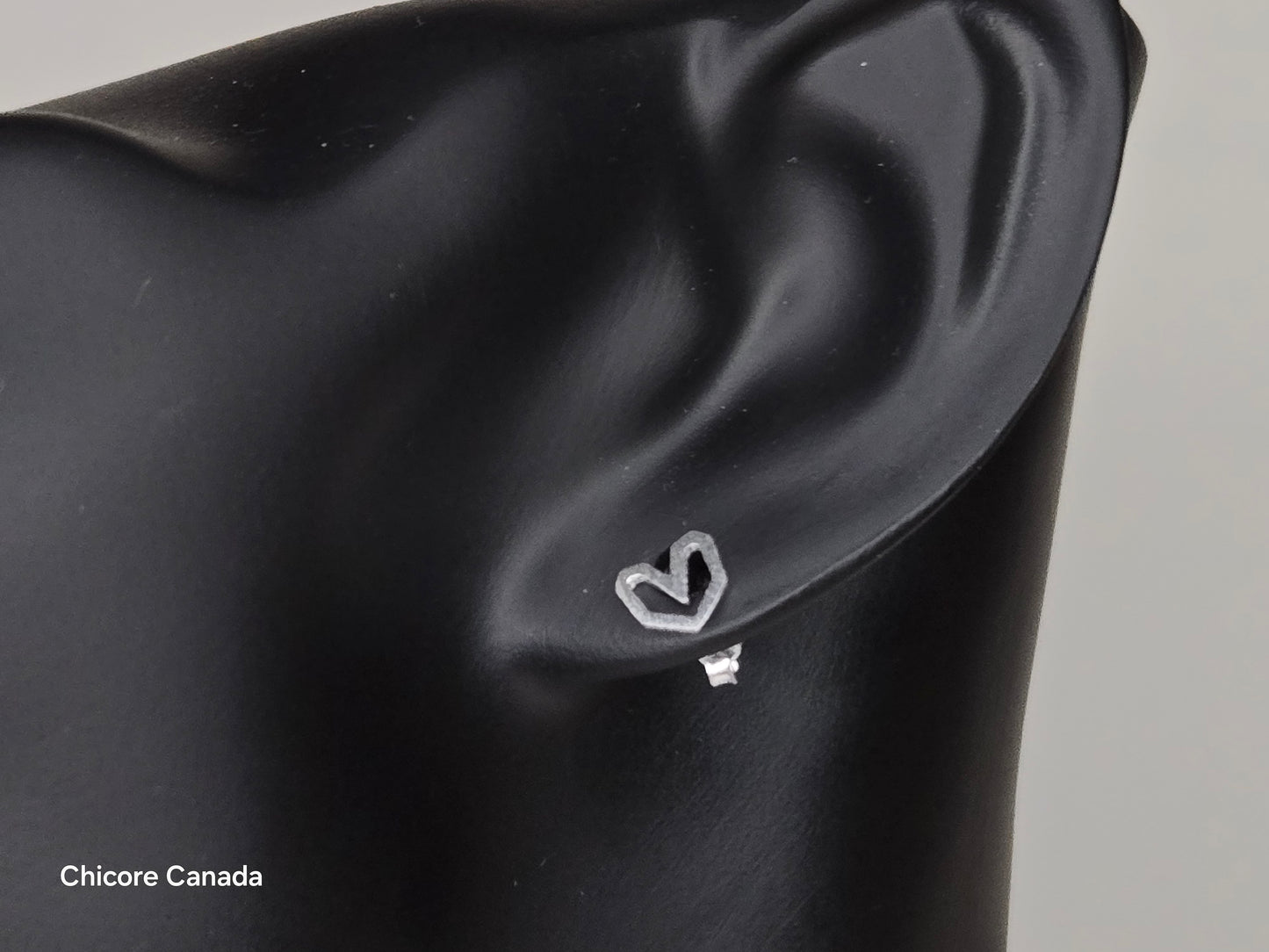 Boucles d'oreilles à tige en argent sterling givré en forme de cœur de style vintage romantique dans un design délicat