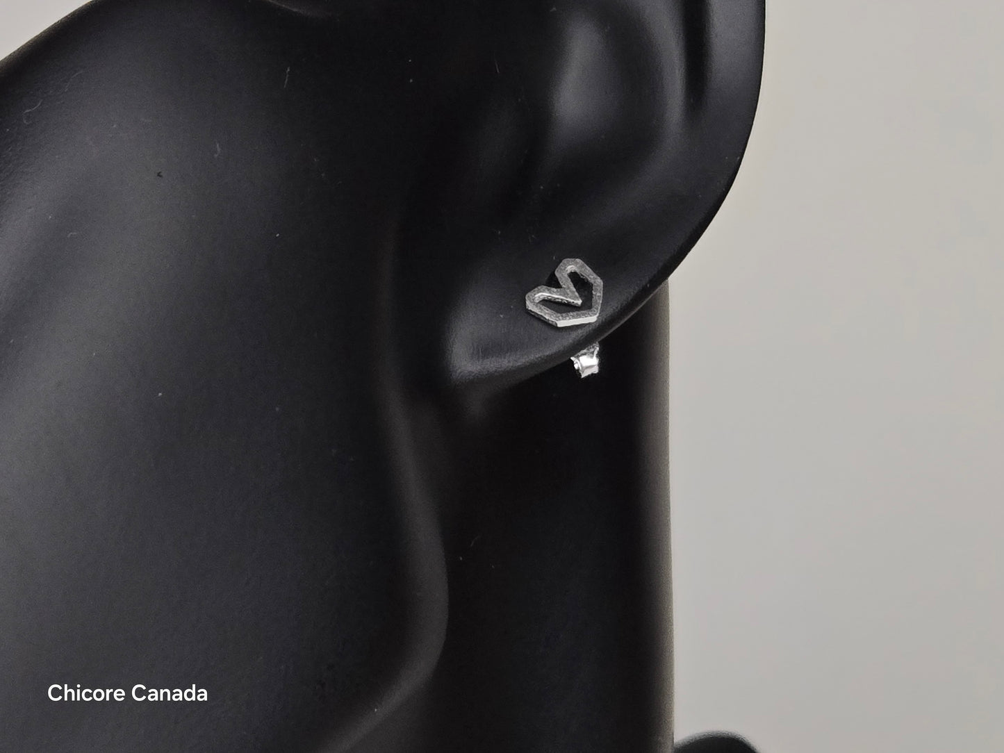 Boucles d'oreilles à tige en argent sterling givré en forme de cœur de style vintage romantique dans un design délicat
