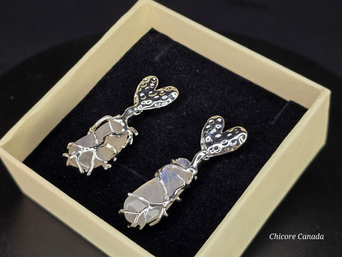 Oszałamiające kolczyki z kamieniem księżycowym – odrobina elegancji i wyrafinowania
