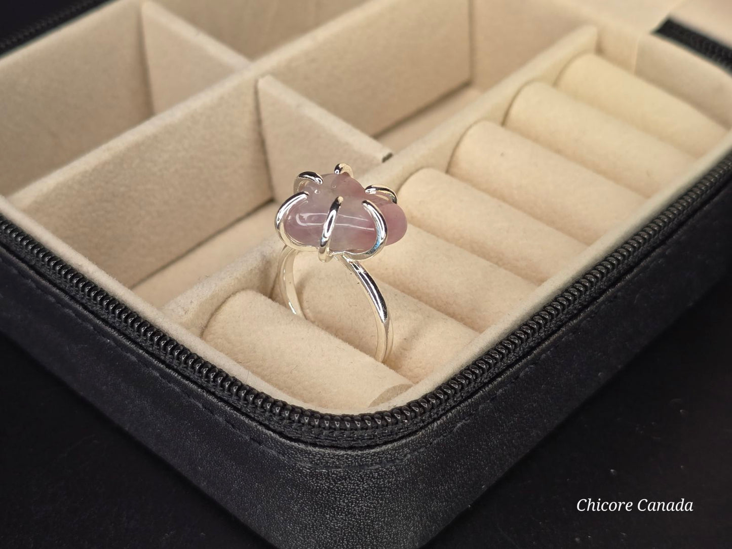 Bague ajustable en quartz rose naturel en forme de cœur