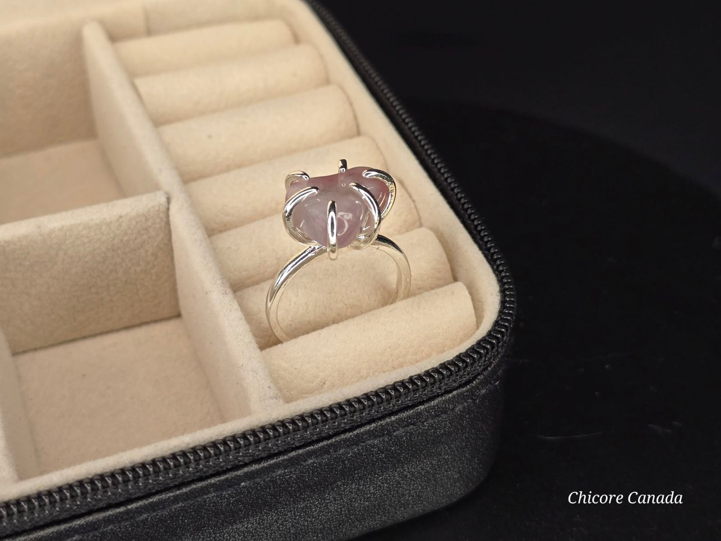 Bague ajustable en quartz rose naturel en forme de cœur