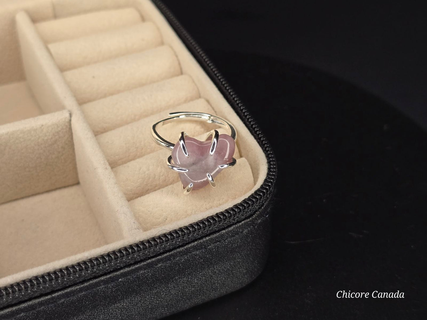 Bague ajustable en quartz rose naturel en forme de cœur
