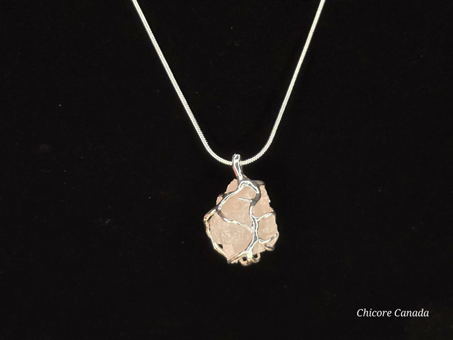 Collier délicat avec pendentif en quartz rose naturel : une romance intemporelle
