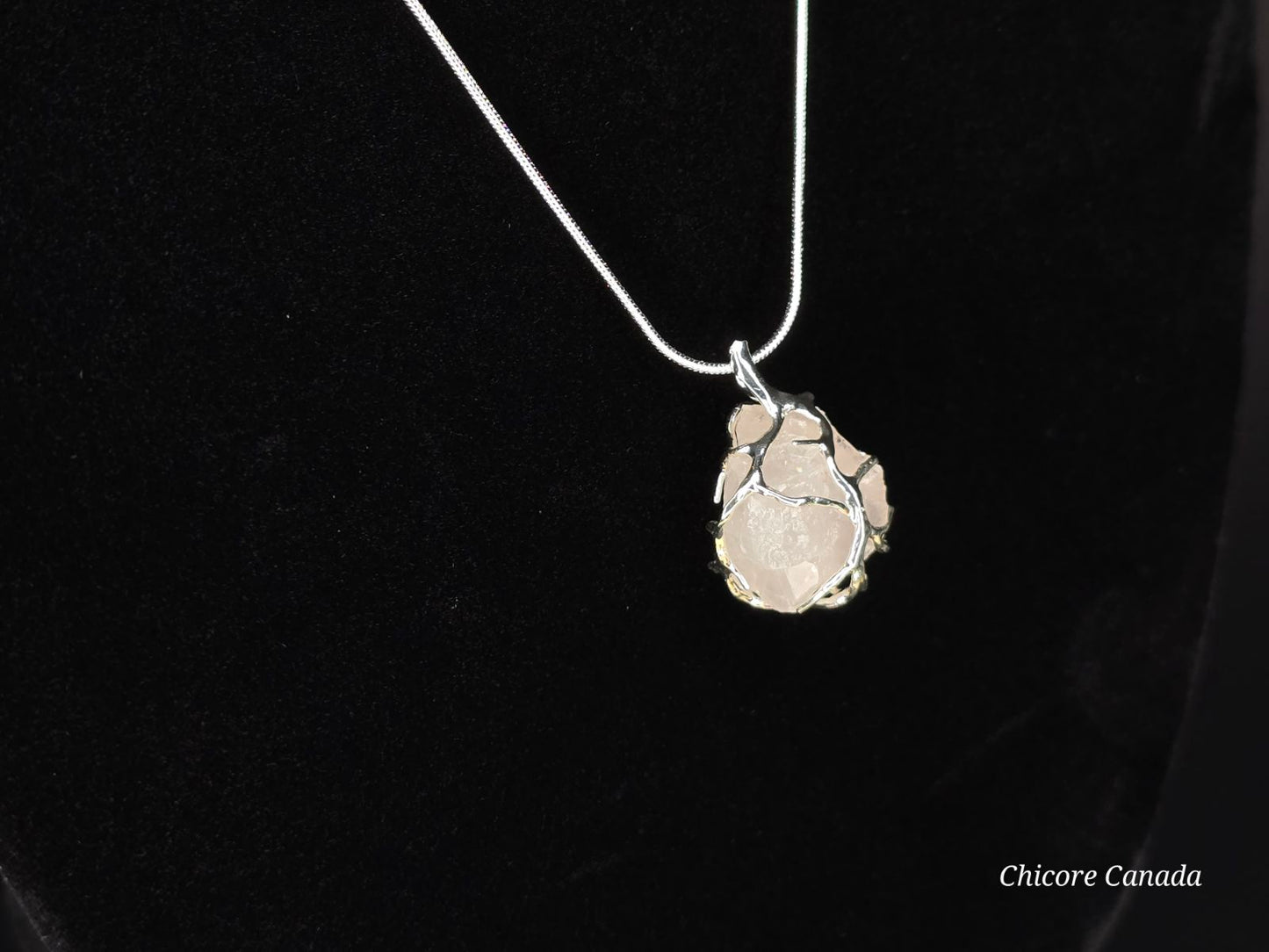 Collier délicat avec pendentif en quartz rose naturel : une romance intemporelle