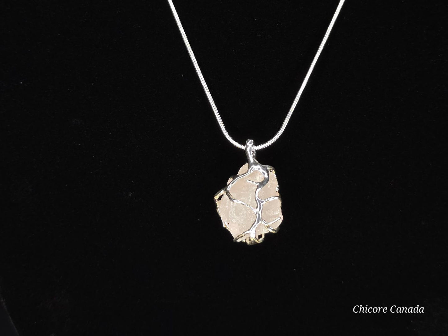 Collier délicat avec pendentif en quartz rose naturel : une romance intemporelle