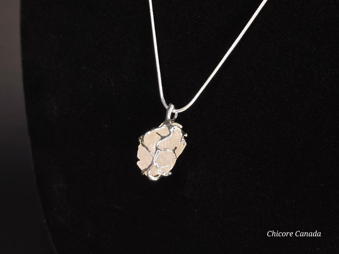 Collier délicat avec pendentif en quartz rose naturel : une romance intemporelle