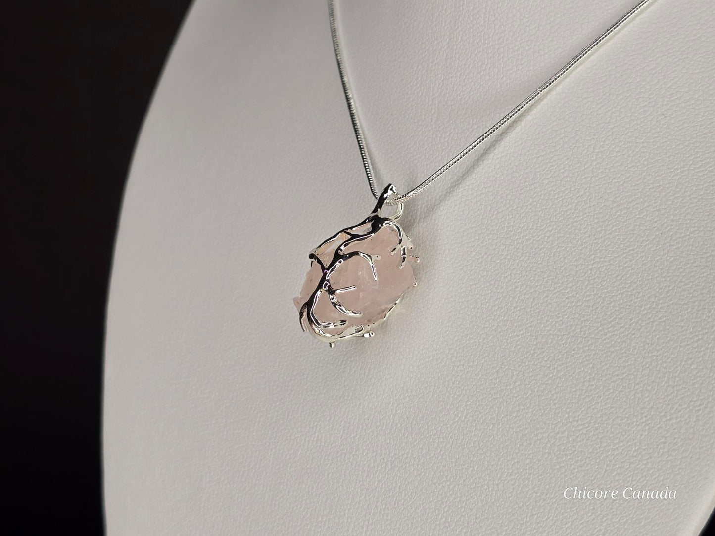 Collier délicat avec pendentif en quartz rose naturel : une romance intemporelle