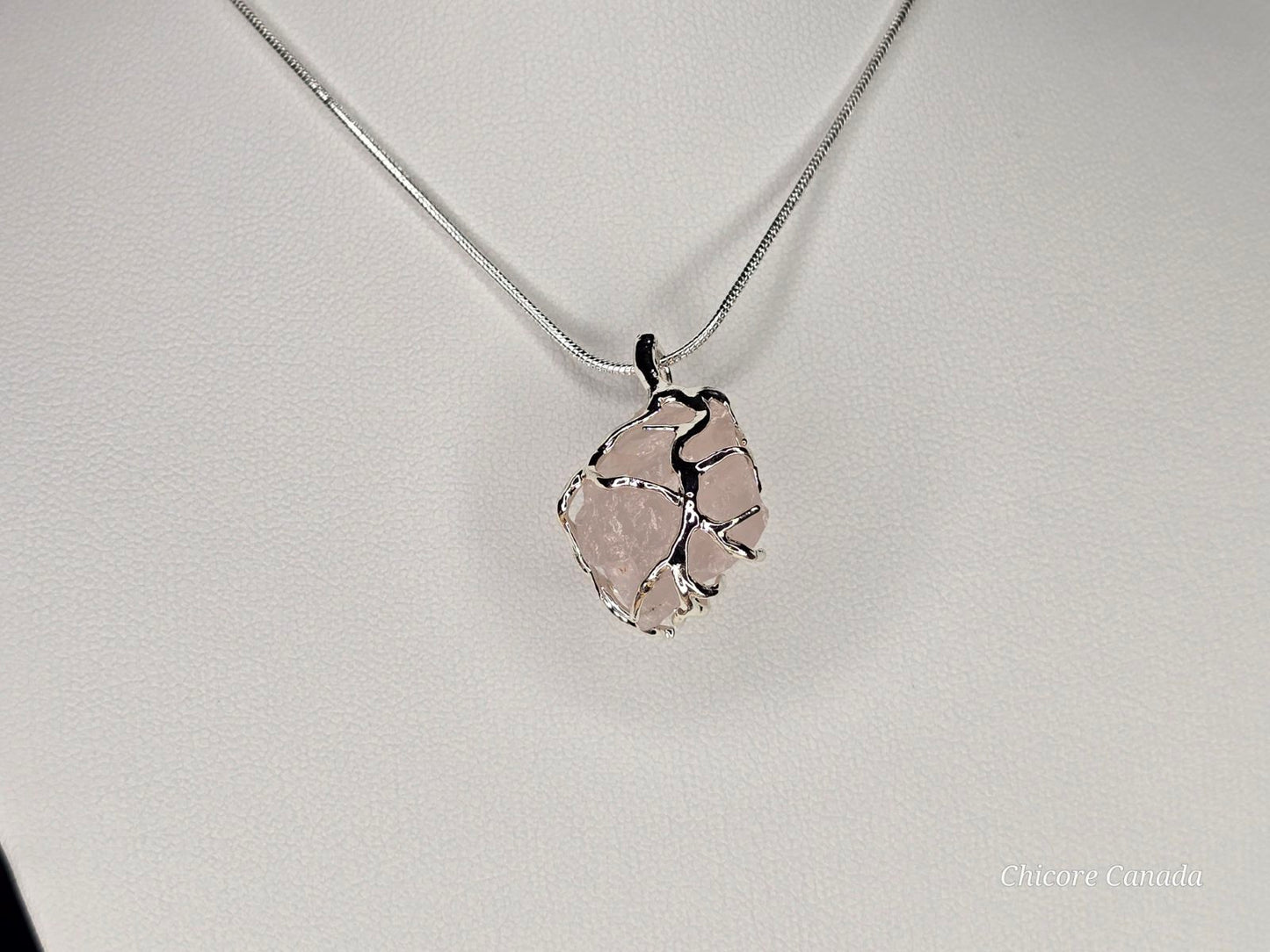 Collier délicat avec pendentif en quartz rose naturel : une romance intemporelle