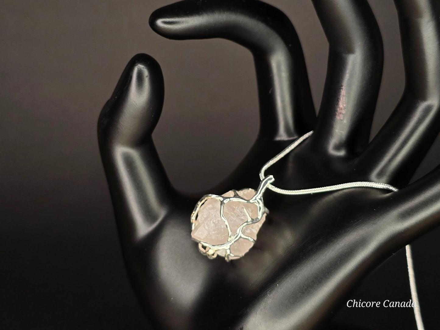 Collier délicat avec pendentif en quartz rose naturel : une romance intemporelle
