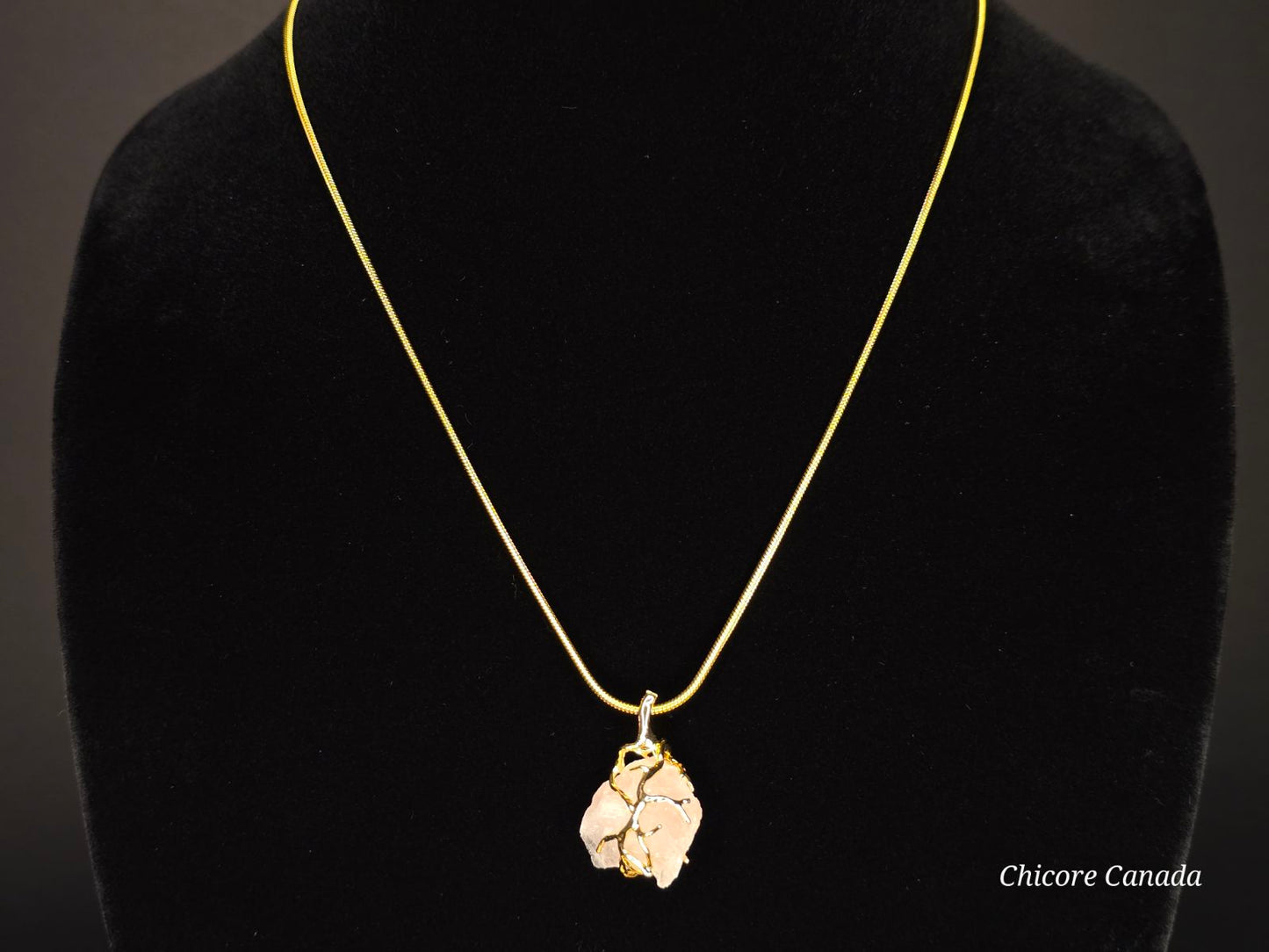 Collier pendentif en quartz rose fait main : une élégance intemporelle