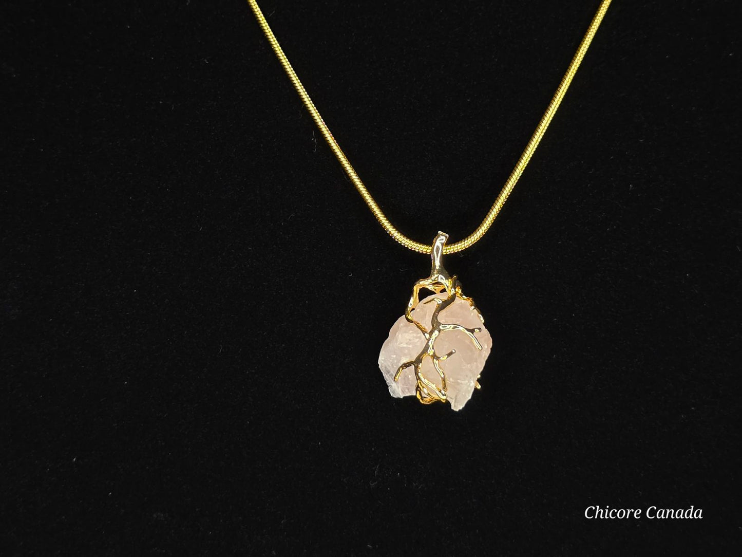Collier pendentif en quartz rose fait main : une élégance intemporelle