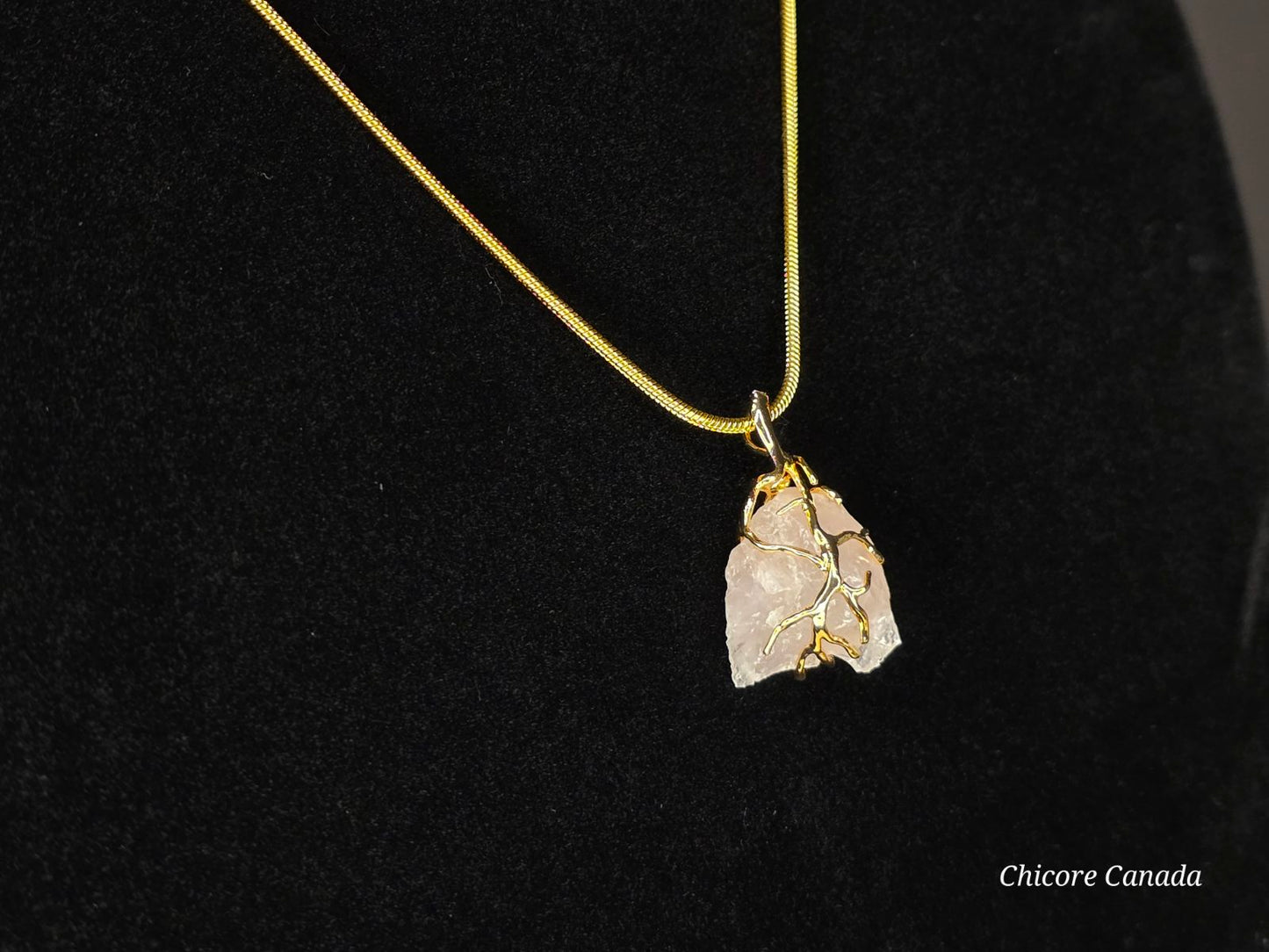 Collier pendentif en quartz rose fait main : une élégance intemporelle