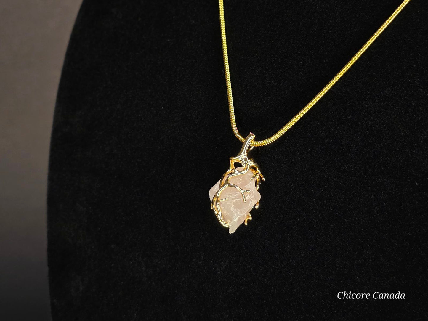 Collier pendentif en quartz rose fait main : une élégance intemporelle