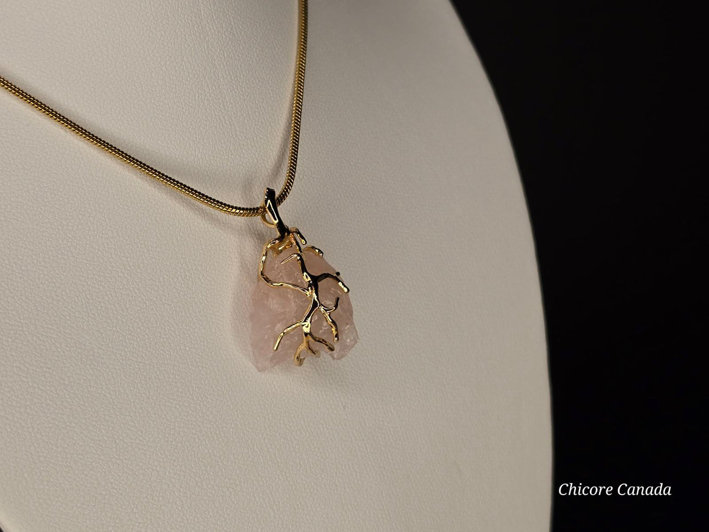 Collier pendentif en quartz rose fait main : une élégance intemporelle