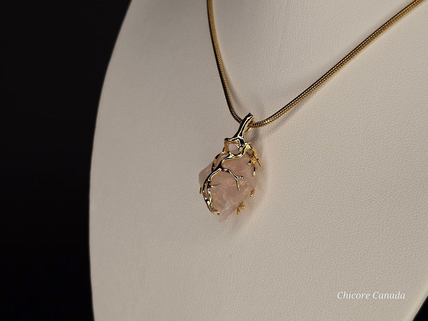 Collier pendentif en quartz rose fait main : une élégance intemporelle