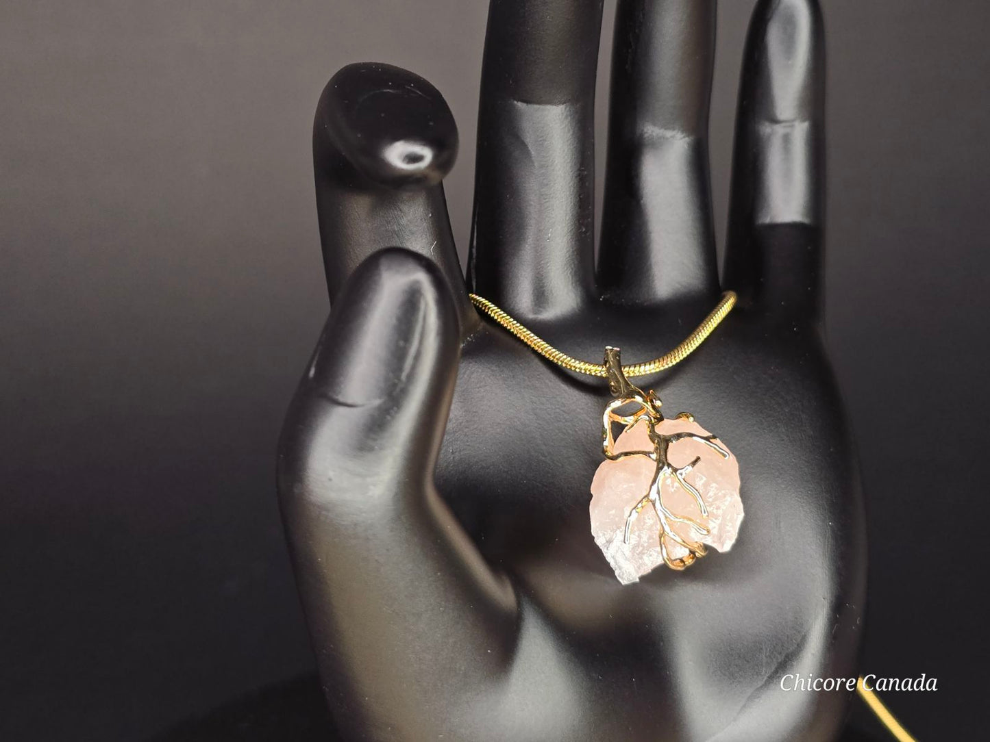Collier pendentif en quartz rose fait main : une élégance intemporelle