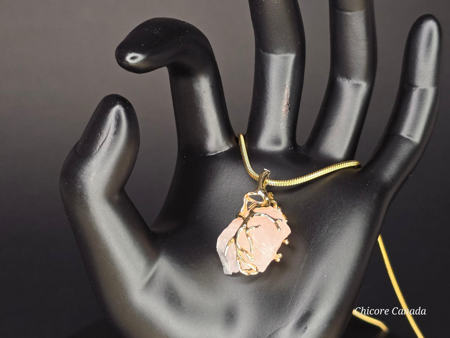 Collier pendentif en quartz rose fait main : une élégance intemporelle