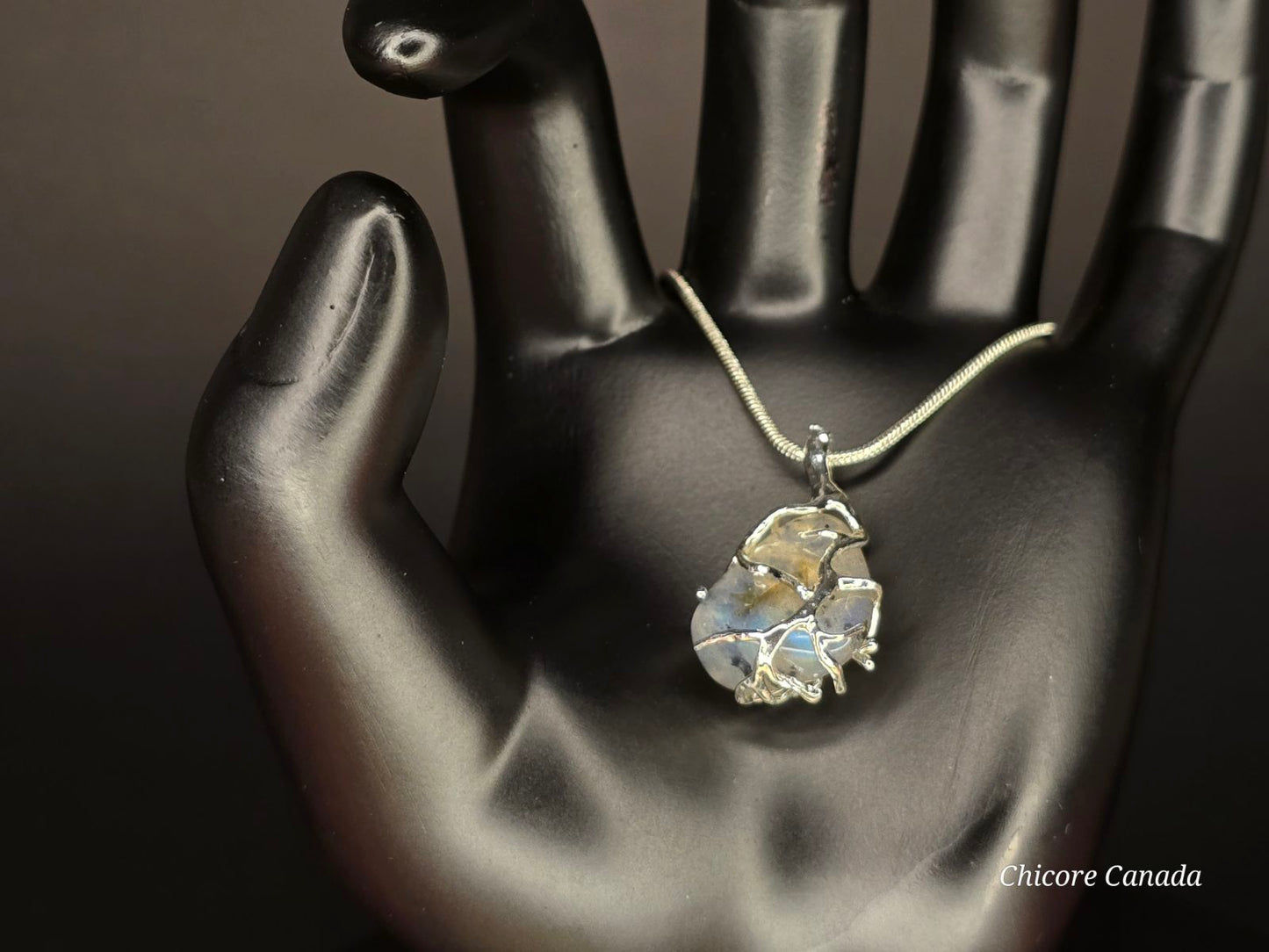 Collier délicat avec pendentif en pierre de lune