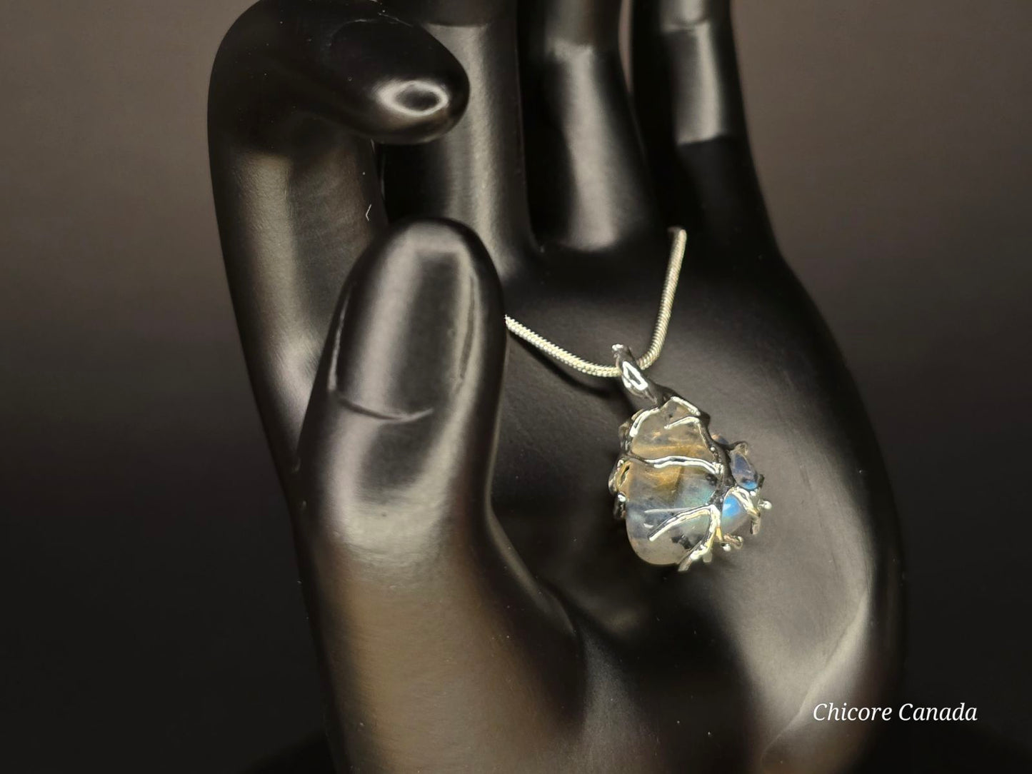 Collier délicat avec pendentif en pierre de lune