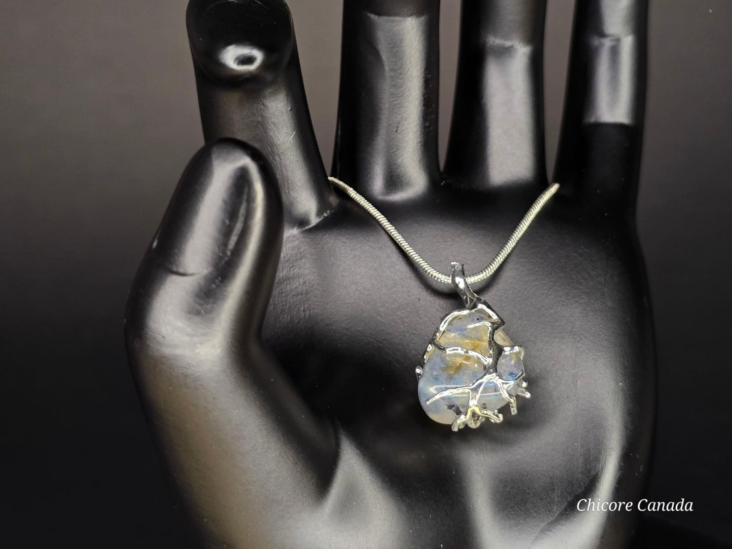 Collier délicat avec pendentif en pierre de lune