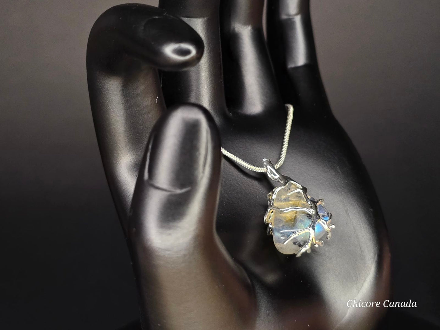 Collier délicat avec pendentif en pierre de lune