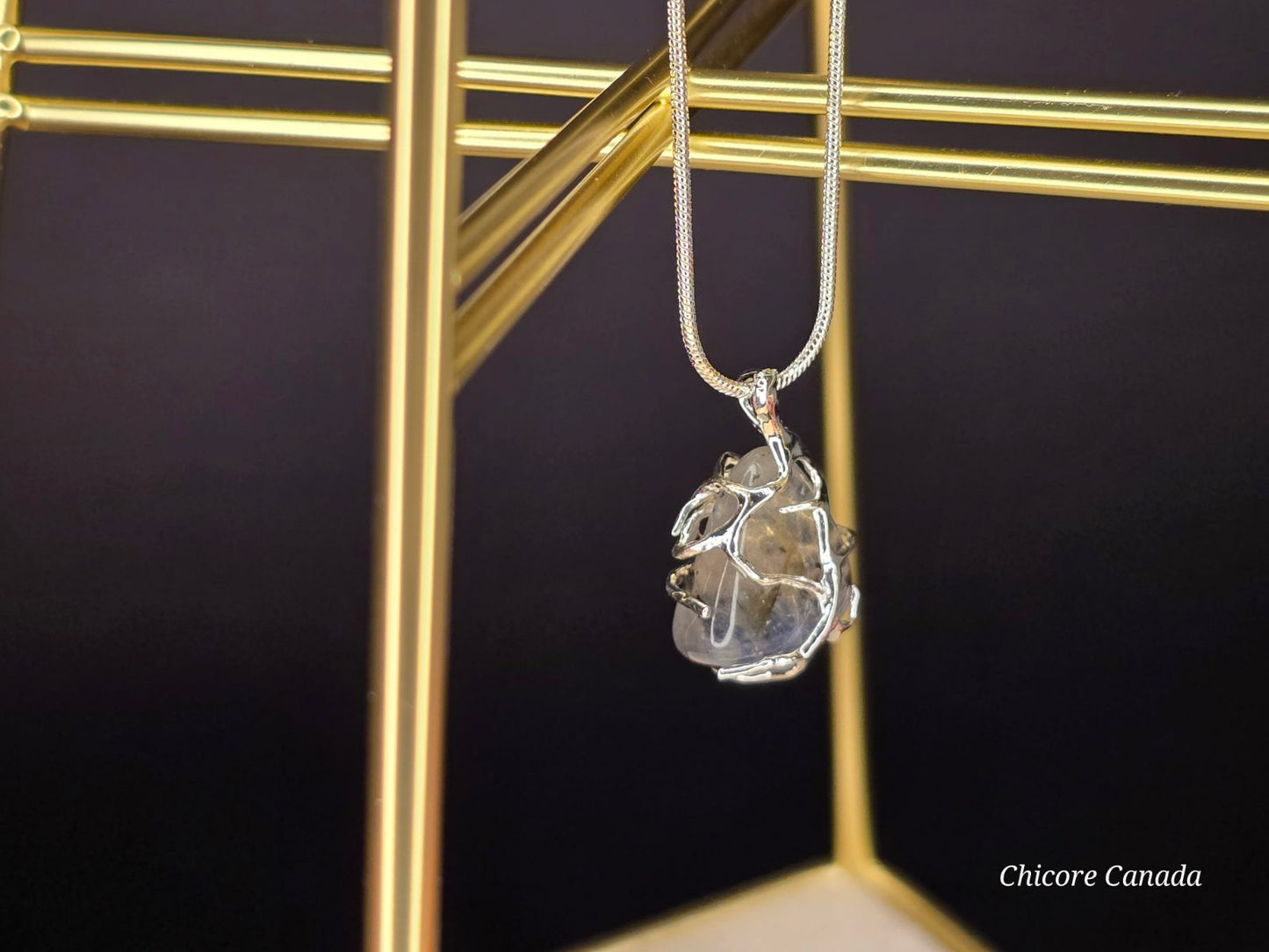 Collier délicat avec pendentif en pierre de lune