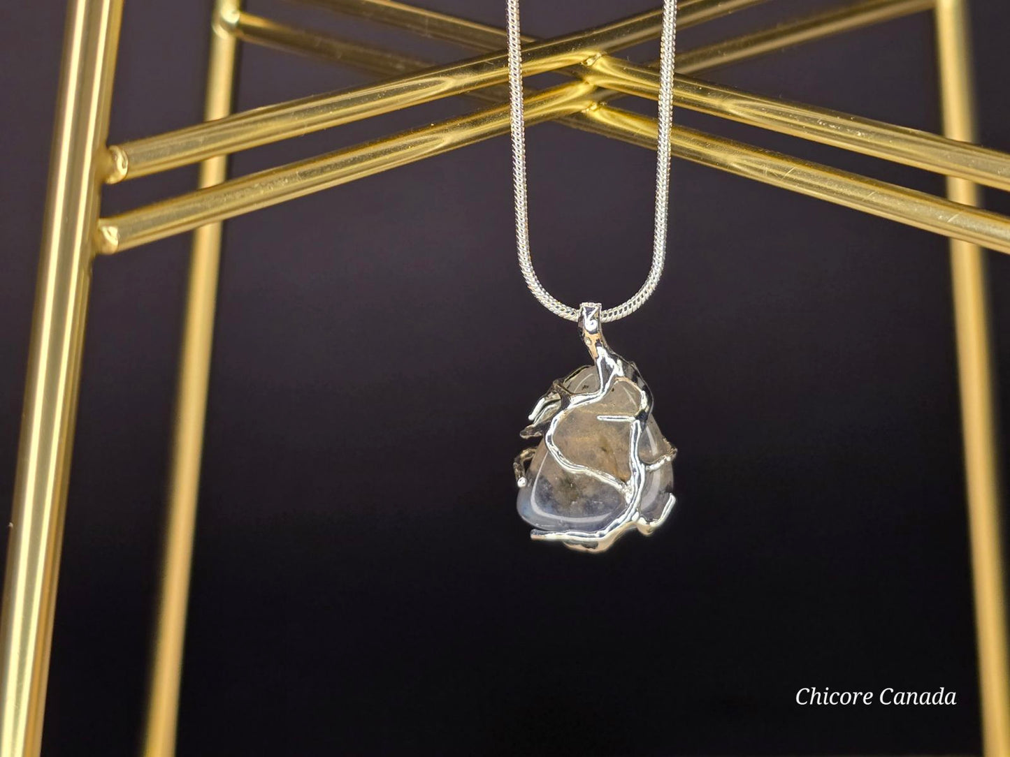 Collier délicat avec pendentif en pierre de lune