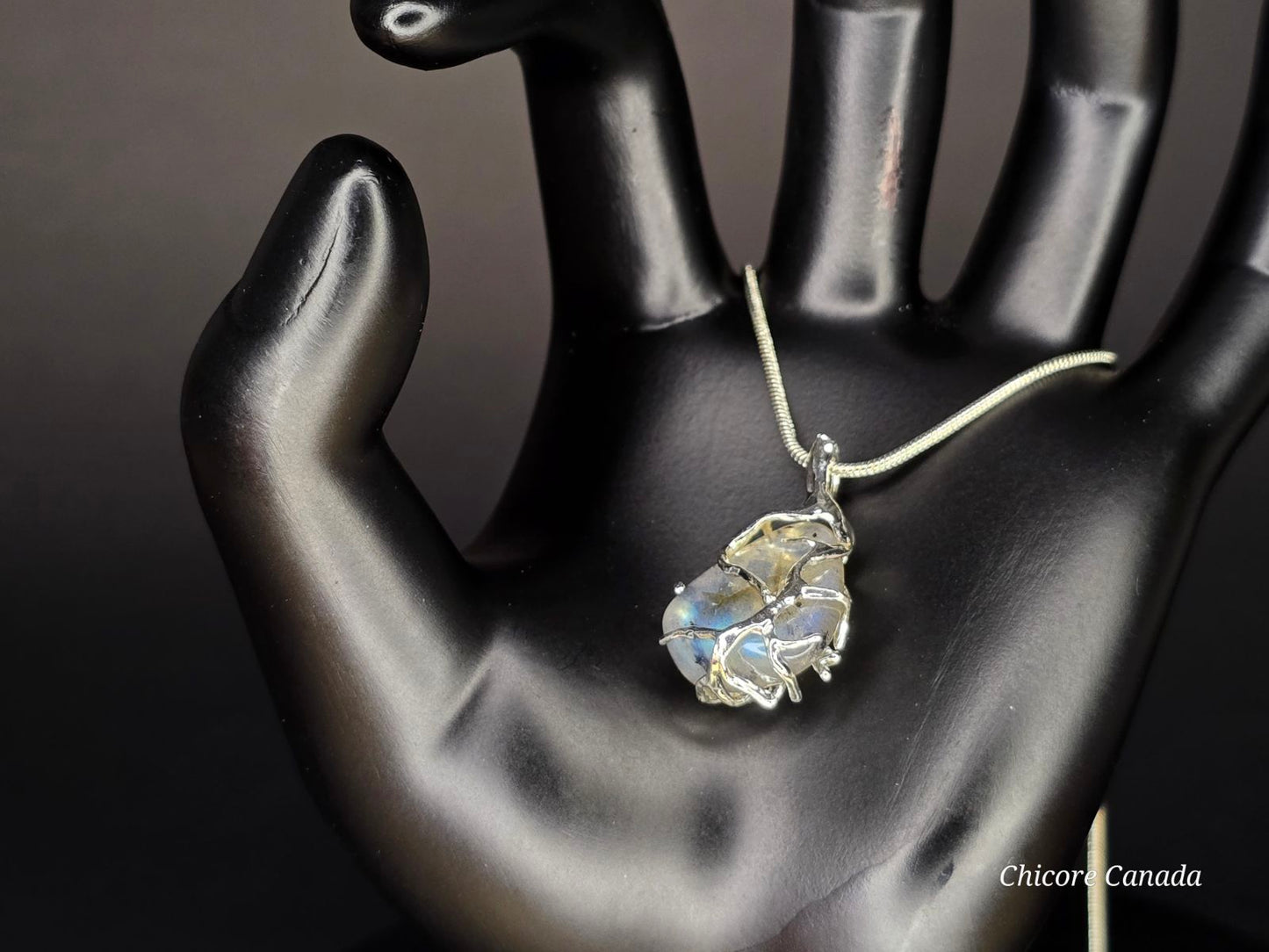 Collier délicat avec pendentif en pierre de lune