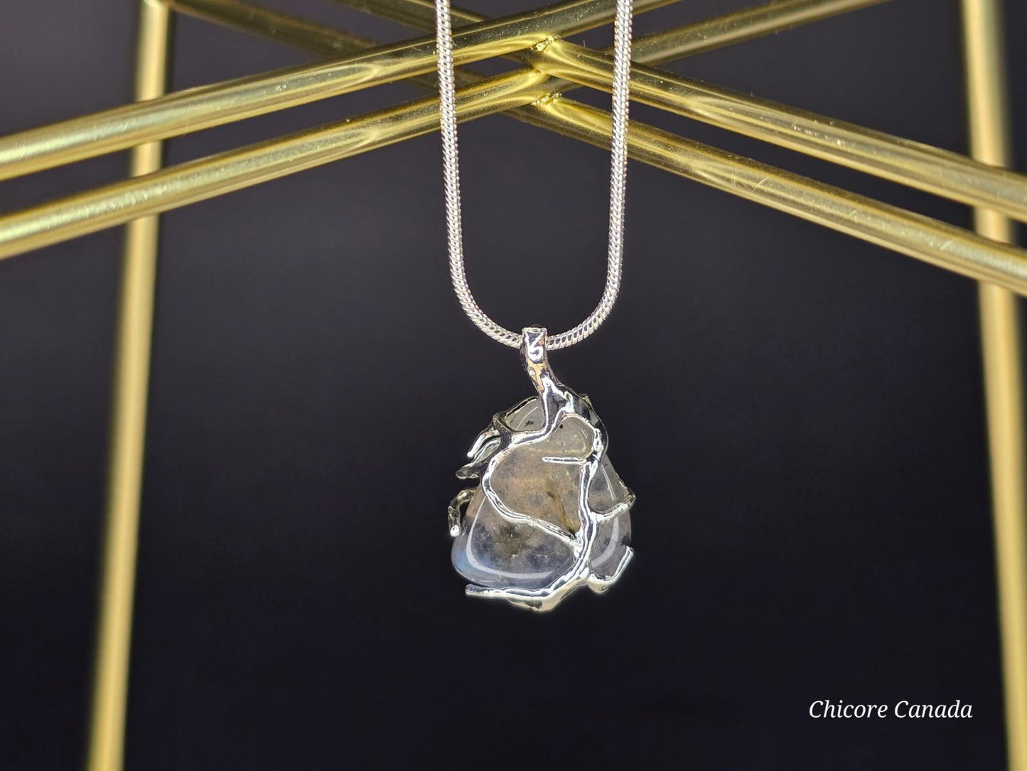 Collier délicat avec pendentif en pierre de lune