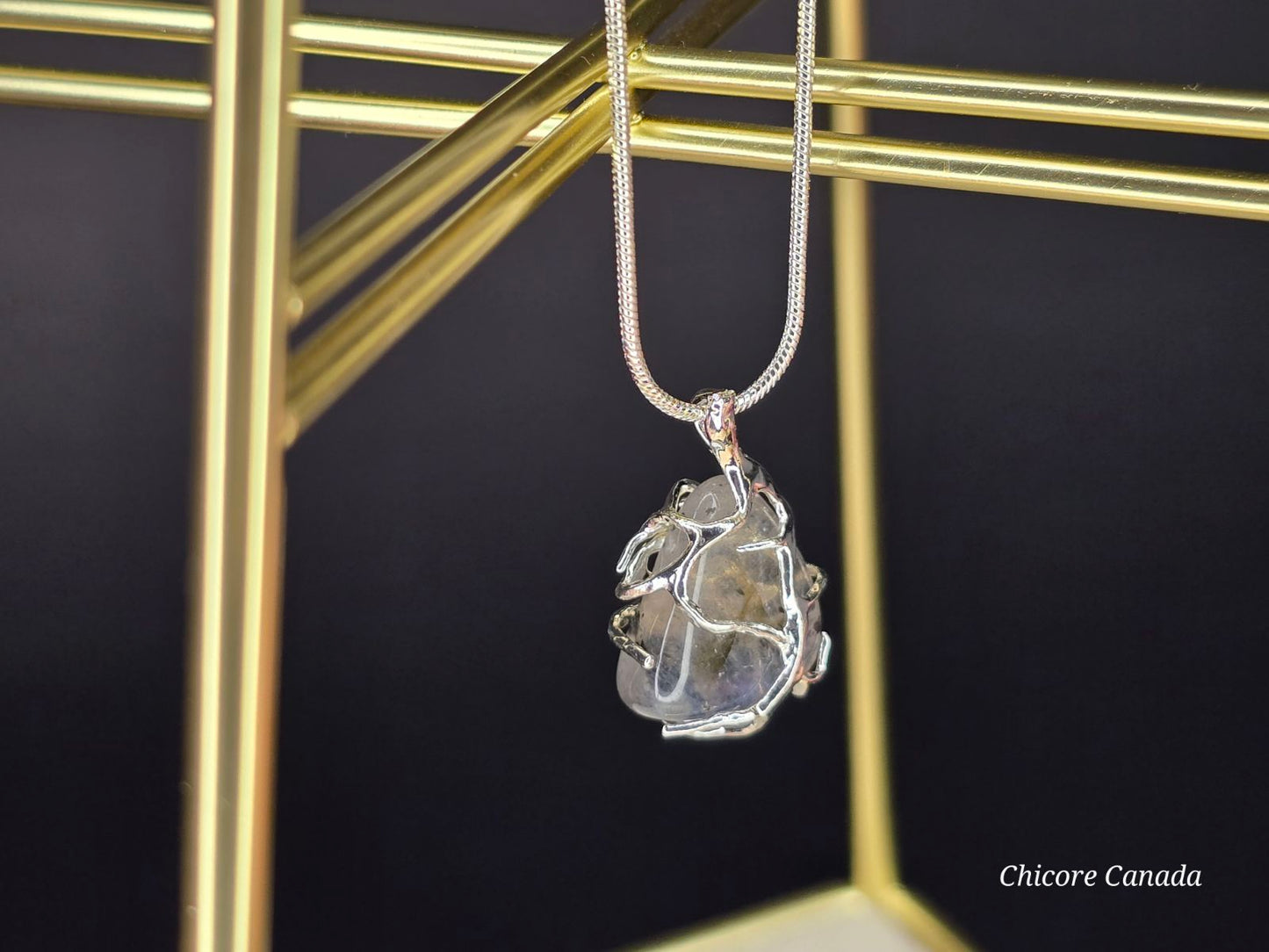 Collier délicat avec pendentif en pierre de lune