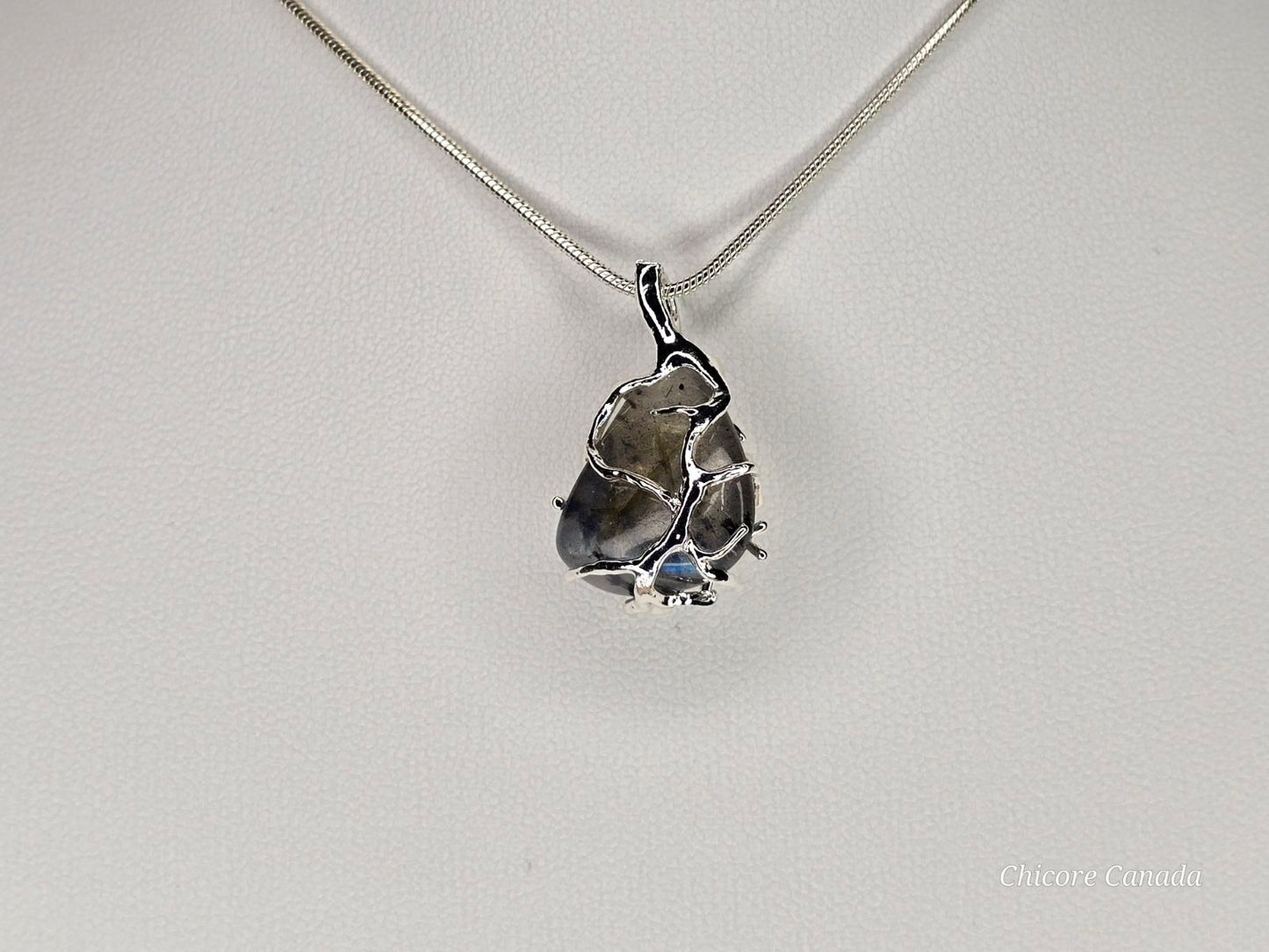 Collier délicat avec pendentif en pierre de lune