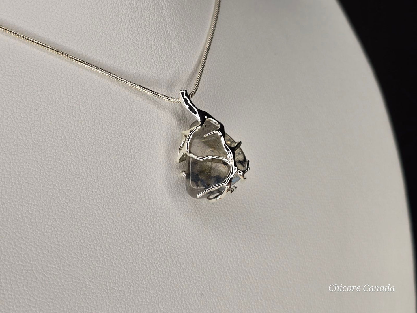 Collier délicat avec pendentif en pierre de lune