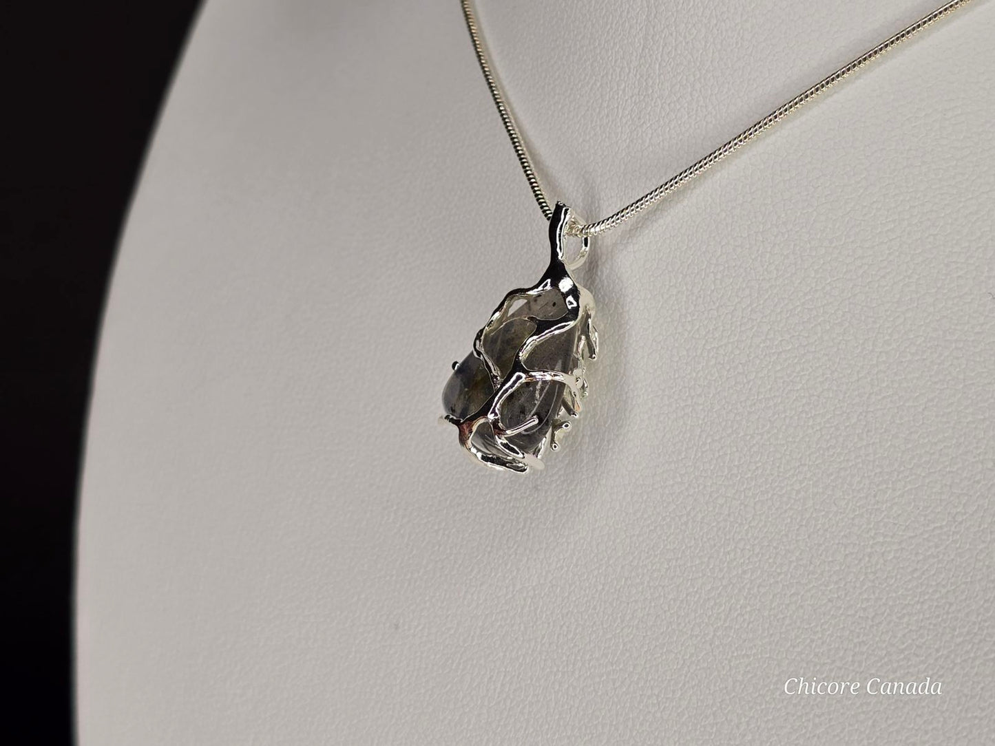 Collier délicat avec pendentif en pierre de lune