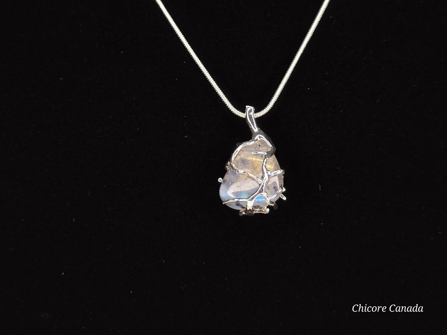 Collier délicat avec pendentif en pierre de lune