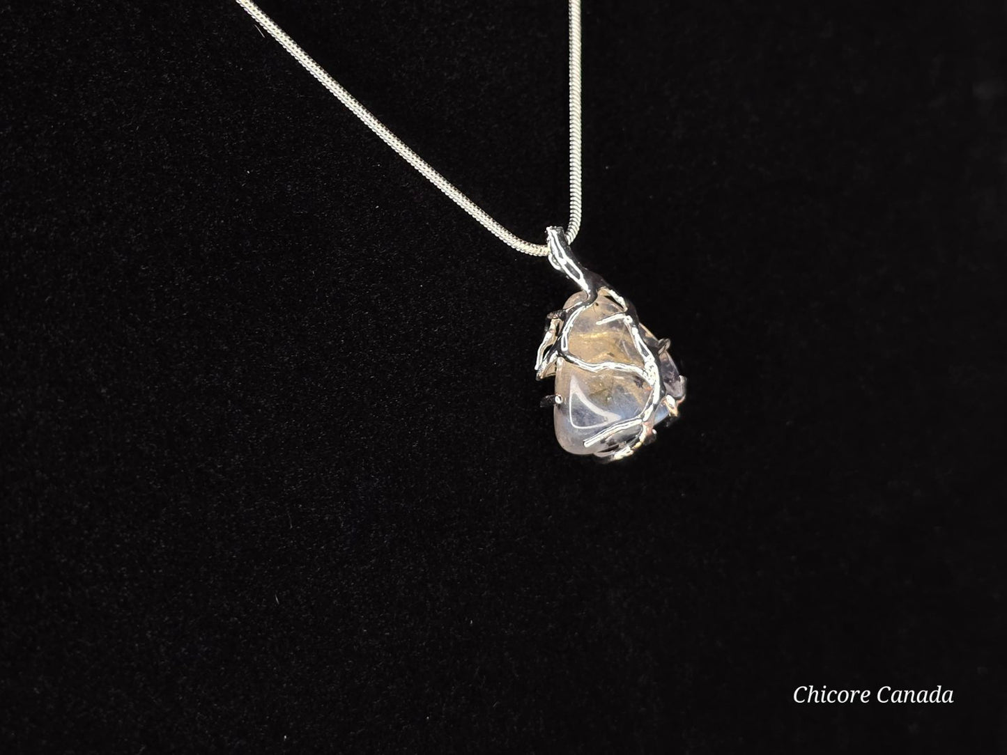 Collier délicat avec pendentif en pierre de lune