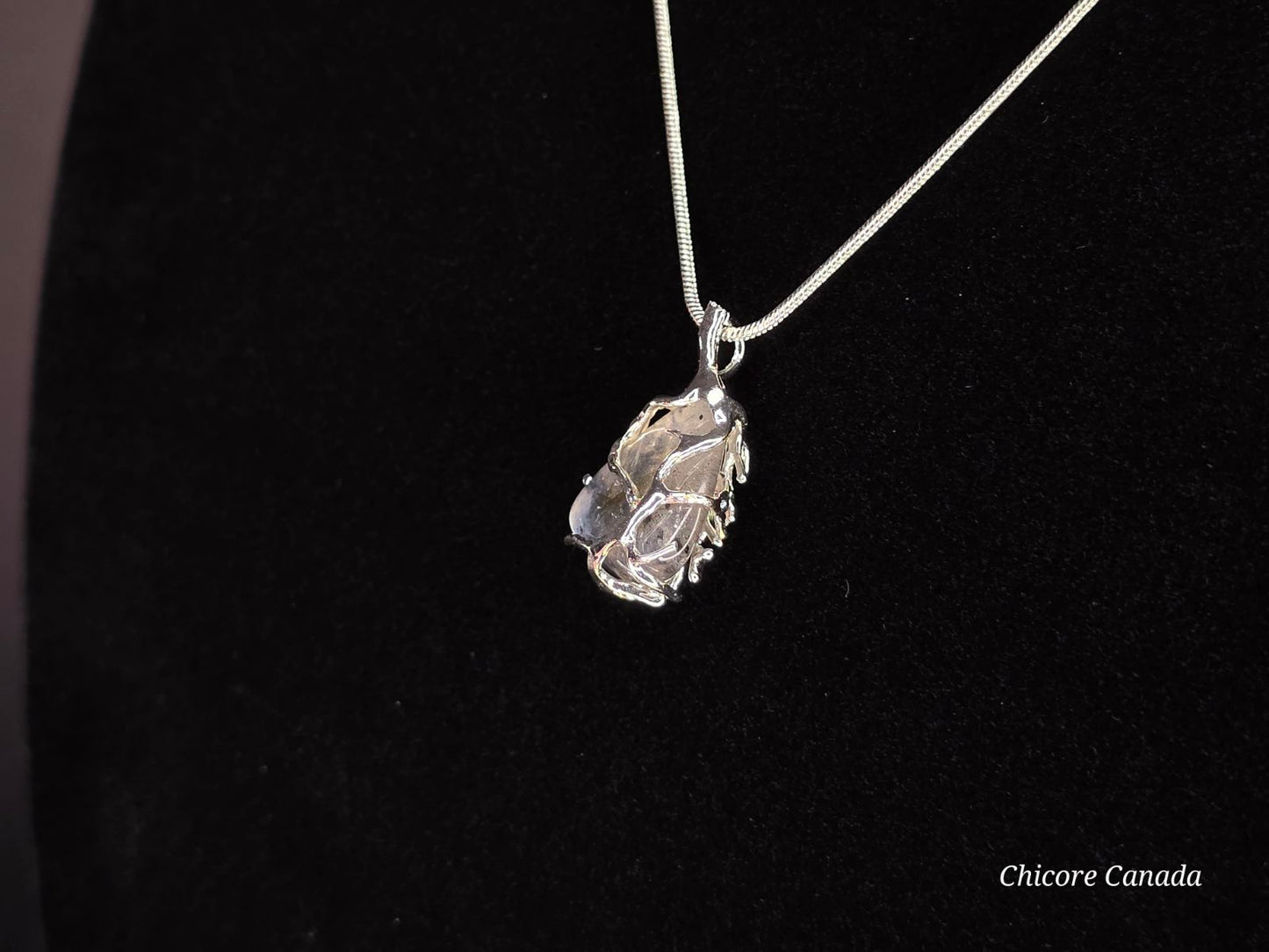 Collier délicat avec pendentif en pierre de lune