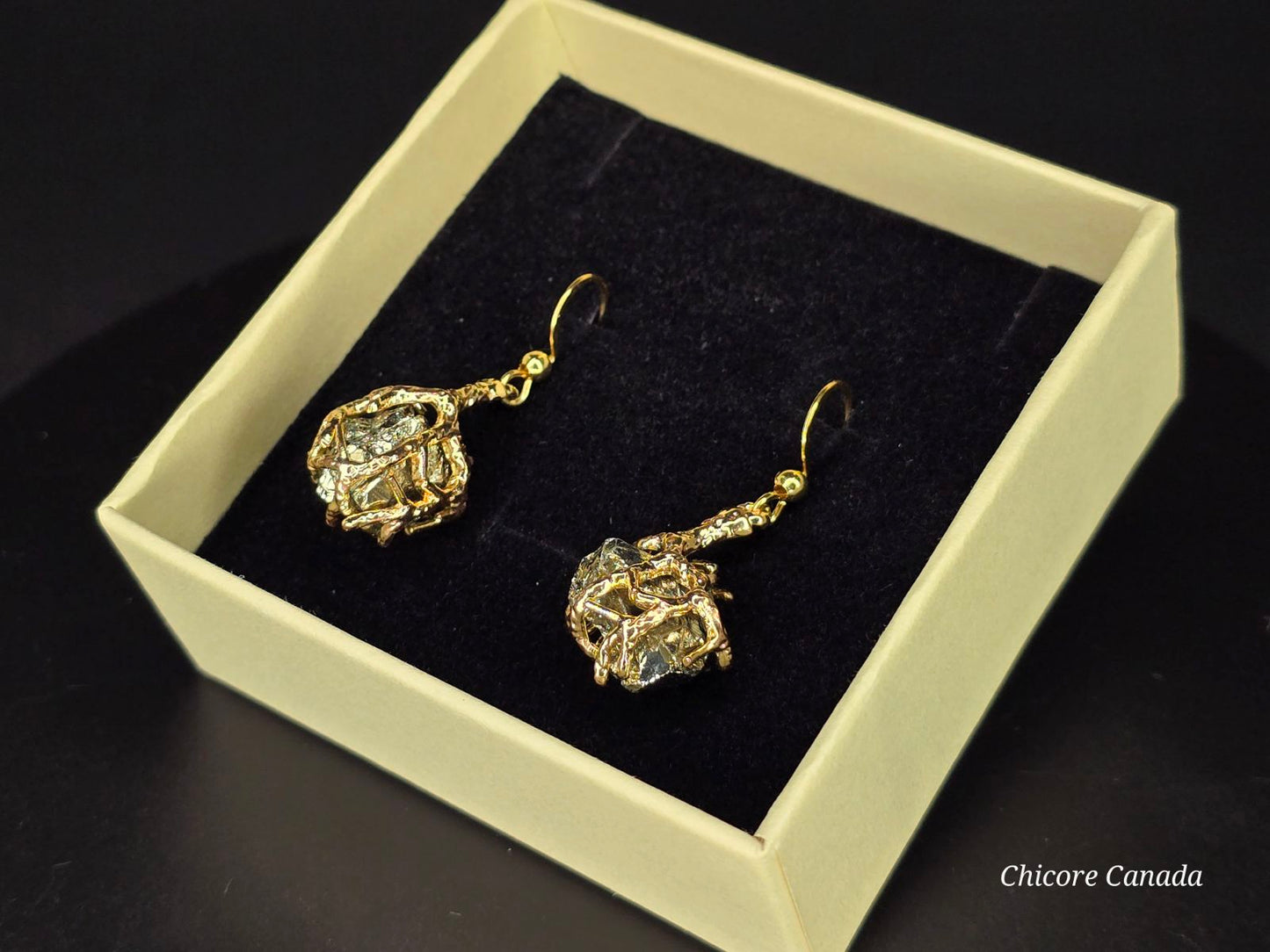 Boucles d'oreilles en pyrite naturelle faites à la main dans un ton élégant et sophistiqué