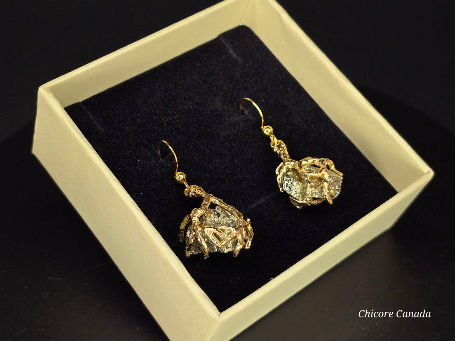 Boucles d'oreilles en pyrite naturelle faites à la main dans un ton élégant et sophistiqué