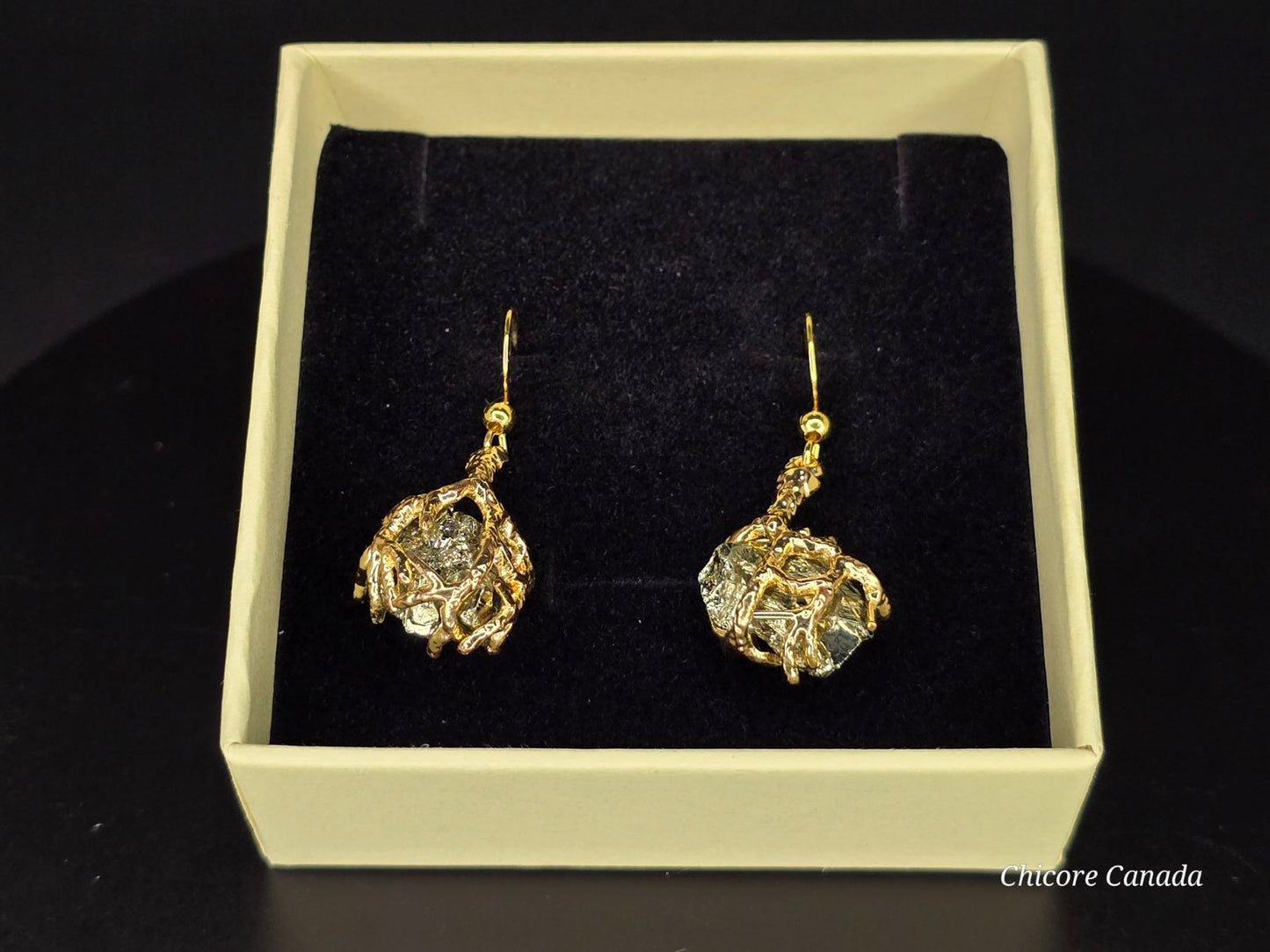 Boucles d'oreilles en pyrite naturelle faites à la main dans un ton élégant et sophistiqué
