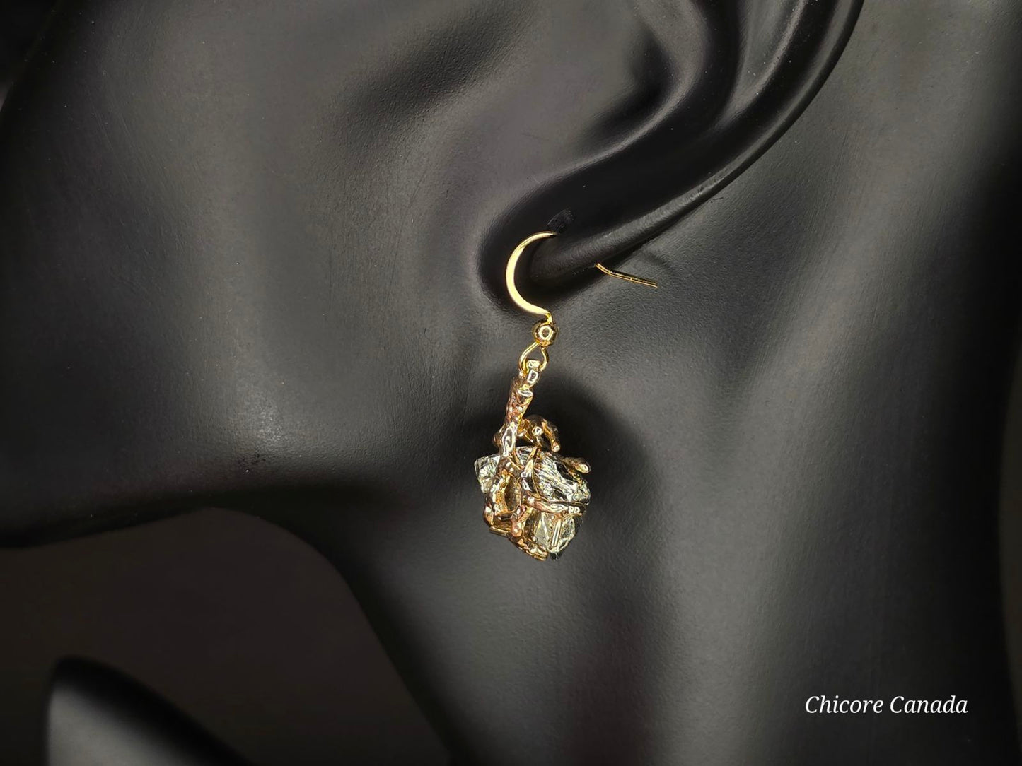 Boucles d'oreilles en pyrite naturelle faites à la main dans un ton élégant et sophistiqué
