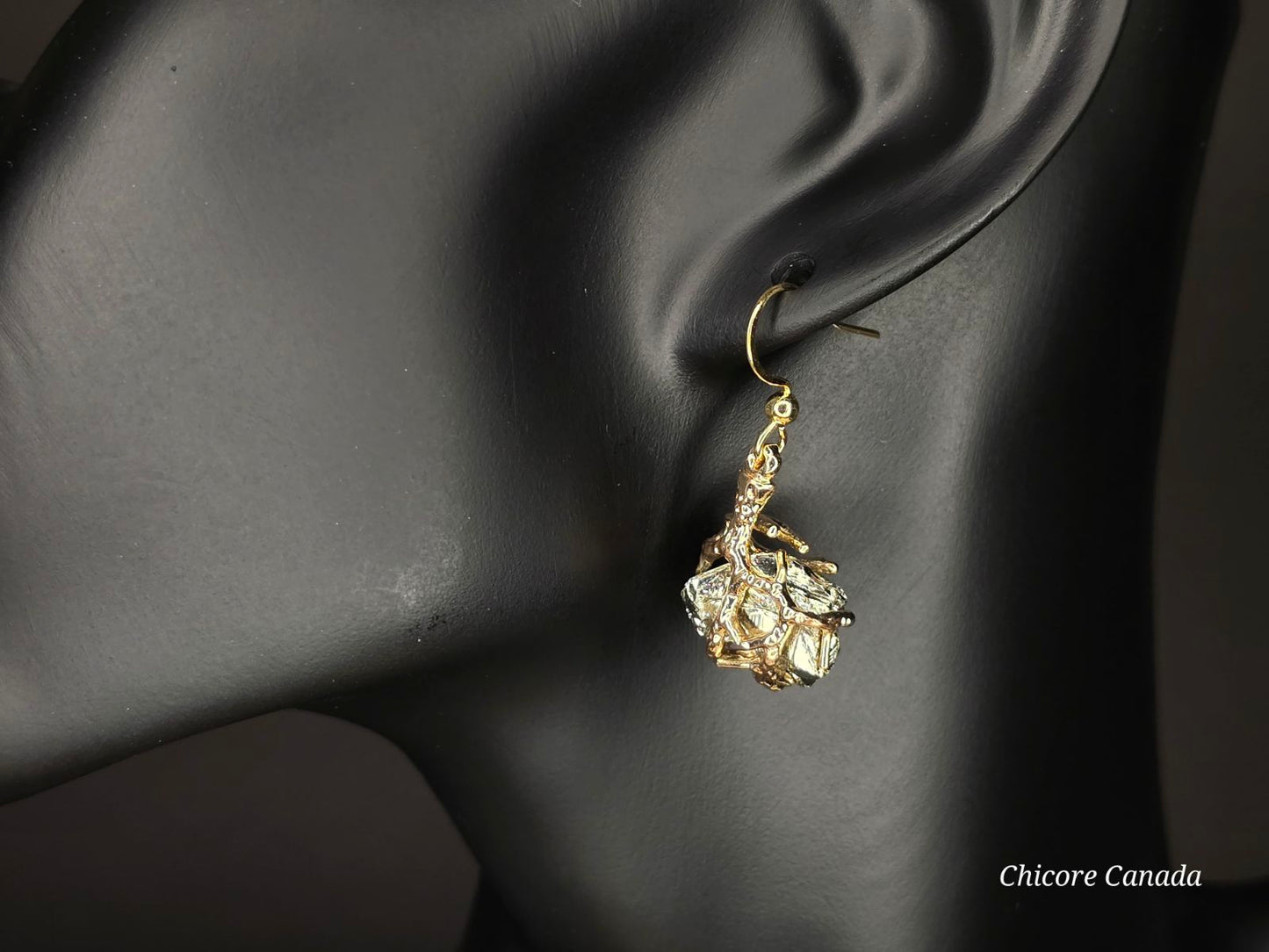 Boucles d'oreilles en pyrite naturelle faites à la main dans un ton élégant et sophistiqué