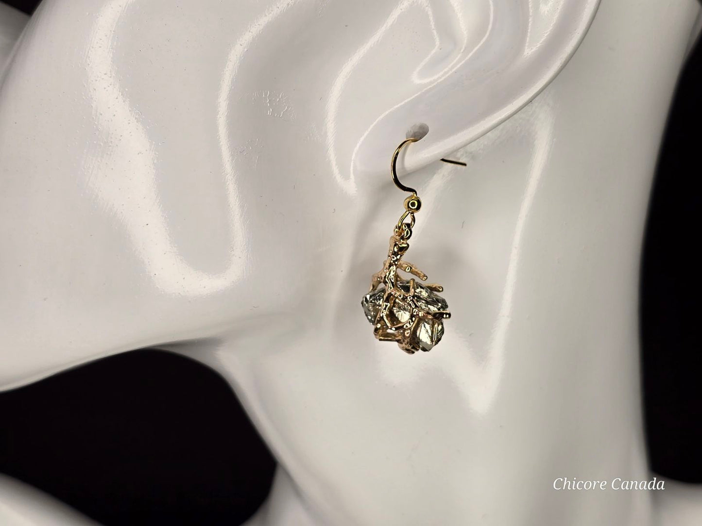 Boucles d'oreilles en pyrite naturelle faites à la main dans un ton élégant et sophistiqué