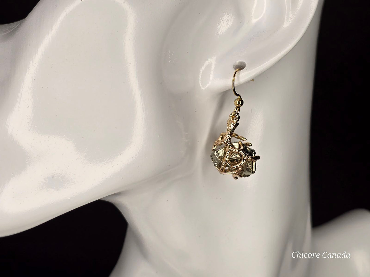 Boucles d'oreilles en pyrite naturelle faites à la main dans un ton élégant et sophistiqué